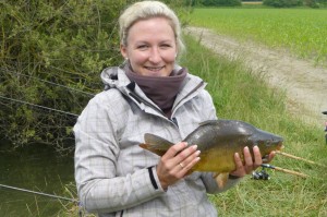 Bettina Schäffer mit ihrem 1540 Gramm schweren Spiegelkarpfen.